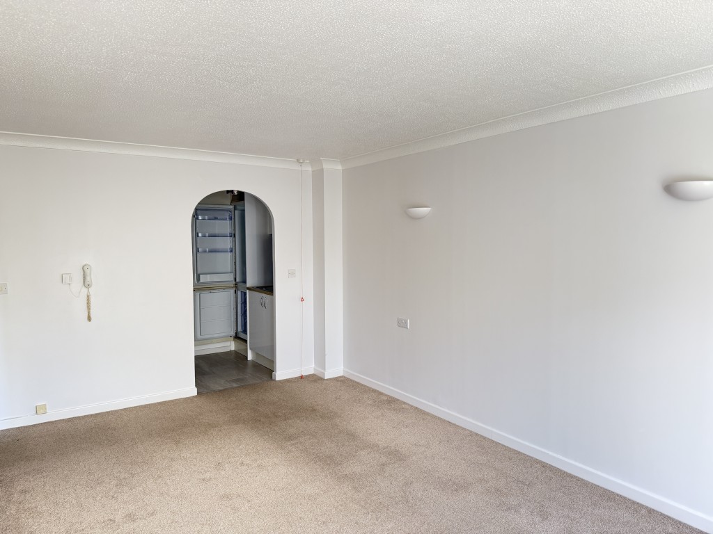 Lot: 96 - GROUND FLOOR ONE-BEDROOM RETIREMENT FLAT - Living room with kitchen in background